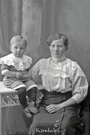Annie Brusell Föltorp Mormorsgrufvan
godj
Annie Brusell Föltorp Mormorsgrufvan
Grupporträtt med en kvinna och ett barn
Nyckelord: Brusell Föltorp