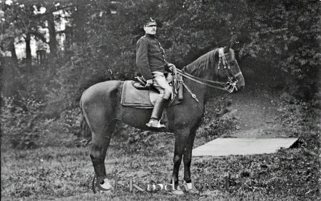Holsten Tidlund Verfveln
godj
Holsten Tidlund Verfveln
Ryttare i uniform på häst i landskap

raja
Holstein (1893-1974) var gift med Nanny (1900-1985) och hade barnen Holger (1924-2004) och Rune.
1950 var han arrendator i Hilt Kisa
Källa: Sv Bebygg del 6 
Källa: Gerd Pettersson

Nyckelord: Holsten Tidlund Verfveln