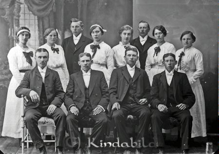 Adolf Svensson Örneström Kisa
godj
Adolf Svensson Örneström Kisa
Grupporträtt med sex män och sex kvinnor

raja
Längst till hö står min faster Gerda och framför henne sitter Oskar Eriksson,hennes man.Vet inte om de var gifta när detta foto togs.Gerda var dotter till Karl och Albertina Rydström Lövudden Kisa. 
Källa: margareta
Nyckelord: Svensson Örneström