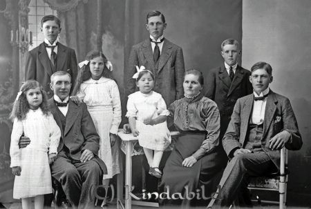 O Jonsson Bäck
godj
O Jonsson Bäck
Grupporträtt med fem män en kvinna och tre barn

raja
Min farfar Johan August Jonsson, född den 20/12 1864, död den 11/4 1956. Min farmor Ida Kristina Jonsson född den 29/11 1868, död den 11/4 1945. Bakre raden barnen: Gustav Jonsson född den 6/11 1898, död den 20/11 1973, Gunnar Jonsson född den 22/11 1893, död den 29/7 1957, Martin Jonsson (min far) född den 21/5 1901, död den 11/9 1956, Runar Jonsson född den 19/6 1896, död den 17/4 1978. Flickorna fr.v. Sigrid Jonsson född den 6/5 1909, död den 4/9 1984, Ester Holmgren född den 12/3 1904, död den 4/3 1986, Cecilia Karlsson född den 21/3 1912, död den 15/5 1991. Bodde i Bäck. 
Källa: clasgoran

Nyckelord: Jonsson Bäck