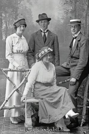  Jonsson Bäck
godj
 Jonsson Bäck
Grupporträtt med två män och två kvinnor

Till höger sitter Runar Jonsson, född 1896-06-19 i Tidersrum, bosatt i Bäck Kisa när fotot togs och död i Örebro 1978-04-17. Runar är min farfar. Mannen som står upp är hans bror Gunnar Jonsson född 1893-11-22 i Tidersrum, död 1957-07-29 i Kisa. Damerna okända.
källa: Linda Jonsson, Örebro
Nyckelord: Jonsson Bäck