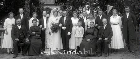 Bröllopsporträtt
godj
Bröllopsporträtt
Brudpar och sexton andra personer

raja
Brudparet är Eva Andersson och Fritz Gustafsson, som gifte sig i V. Eneby den 1 juli 1916. Foto är taget utanför brudens hem, Axhult. 
Källa: Ulf larsson
Nyckelord: Bröllopsporträtt