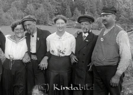 Grupporträtt  Landskap
godj
Grupporträtt med  fem personer   Landskap
Nyckelord: Grupporträtt Landskap