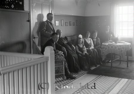 Landsfiskal Holmstedt och familjen
godj
Landsfiskal Holmstedt med familj.

raja
Ängö Storgatan 53 Kisa
Landsfiskal Holmstedt (stående) med fru och dotter. Övriga troligen bröder och föräldrar. 
Källa: Leif

Nyckelord: Holmstedt Storgatan