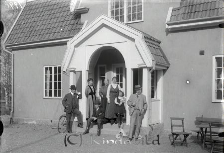 Landsfiskal Holmstedt och familjen
godj
Landsfiskal Holmstedt (stående) med fru och dotter. Övriga troligen bröder och föräldrar.
grupporträtt med sju personer
Nyckelord: Holmstedt Storgatan