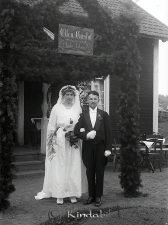 Gust Johansson Kisa
godj
Gust Johansson Kisa
Brudpar under äreport   Ellen & Gustaf

raja
Ellen Dahlgren och Gustaf Johansson, Fyllingsbo, gifte sig 27/5 1917. Bröllopskortet är taget utanför brudens föräldrahem i Jonsbo. 
Källa: Sune Holgersson
Nyckelord: Gust Johansson