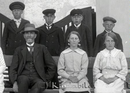 Grupporträtt Bebyggelse Kyrkport
godj
Grupporträtt med sju personer   Bebyggelse Kyrkport
Nyckelord: Grupporträtt Kyrkport