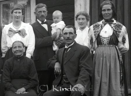 Wallenberg L:a Backa Kisa
godj
Wallenberg L:a Backa Kisa
Grupporträtt med fyra kvinnor två män och ett barn

raja
Här ser jag min mormor och morfar stånde mitt i bilden, Axel med dotter i famnen, kan det vara Doris? Mor Svea får rätta mig om jag har fel. Sedan är det mormor Sigrid till höger om Axel. De övriga överlåter jag till mot att berätta om. 
Källa: magnusth
Nyckelord: Wallenberg L:a Backa