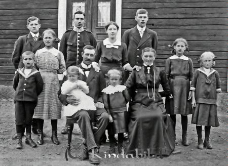 Svensson  Pålhult
godj
Svensson  Pålhult
Grupporträtt med tolv personer framför hus

raja
Främre raden sittande föräldrarna arrendator Gustaf Alfred Svensson född 1870 i �?stra Stenby och Hilda Amalia född 1875 i Ljung.
De två minsta barnen är födda efter 1910.
�?vriga barn stående från vänster: Sven Erik född 1909, Nils Erik född 1899, Hilda Maria Elisabet född 1902, Karl Gustaf född 1895, Elsa Antonia född 1901, Josef Teodor född 1896, Edit Sofia född 1904 och Gunhild Lovisa född 1907.
Källa: SVAR Folkräkning 1910. 
Källa: Gerd Pettersson

Nyckelord: Svensson Pålhult