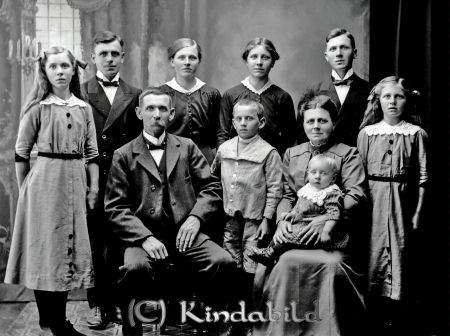 Andersson Ulfingebo
godj
 Lilian Frelin  
Sittande: Anders Johan Andersson och Maria Andersson. Stående mellan far och mor Vilhelm och sittande i moderns knä, Bertil. Stående. Ester, Gunnar, Ellen, Gunhild, Helge och Ingeborg (Bojan) 

Andersson Ulfingebo
Grupporträtt med tio personer
 Andersson Ulfingebo

Nyckelord: Andersson Ulfingebo Ulvingebo