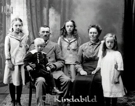 Titus Eriksson Tjusta Slätmon
godj
Titus Eriksson Tjusta Slätmon
Grupporträtt med en man en kvinna och fyra barn

raja
Titus Eriksson ägare till Tjustad Södergård 7/16 mtl född 1871 i Kättilstad gift 1905 med Elin Kristina Olovsson född 1876 i Södra Vi.
Barn:
Karin Elisabet född 1906 i Västra Eneby
Ella Margareta född 1907 i "
Elsa Maria född 1909 i "
Nils Viktor Erik född 1913 i Västra Eneby.
Källa: Församlingsbok Västra Eneby 
Källa: Gerd Pettersson 

Nyckelord: Titus Eriksson