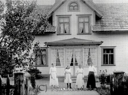 Wallsborg Kisa
godj
Wallsborg Kisa
Grupporträtt med fyra kvinnor Bebyggelse Husa

raja
Här bodde Berith och Yngve Johansson. Berith var dotter till Ada Engström som också bodde i det här huset
Källa: nirak

Nyckelord: Wallsborg Kisa