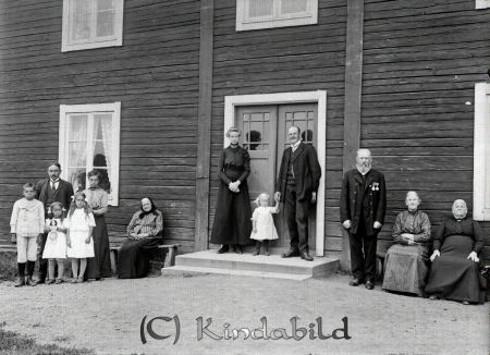 Nestor Ålhult
godj
Nestor  Ålhult 
Grupporträtt med tolv personer framför hus    
Nyckelord: Nestor Ålhult
