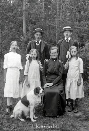 Grupporträtt Landskap Djur
godj
Grupporträtt med en kvinna två män tre barn och en hund i landskap
Nyckelord: Grupporträtt Landskap Djur