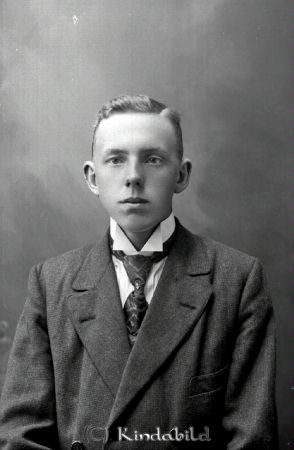 Ture Watz Fantebo Brokind
godj
Ture Watz Fantebo Brokind

raja
Ture Watz född i Vårdnäs 1898, son till Oskar A, Watz och Hilda född Petersson.
Ture Watz gifte sig med Helga född Rydell född 1903 i Nykil.
Barn; Ingemar född 1923 och Inger född 1931.
Han hade bil-och cykelreparationsverkstad i Skeda Udde.
Källa: Sv Bebygg. �?stergötland del 1. 
Källa: Gerd Pettersson 

Nyckelord: Watz Fantebo