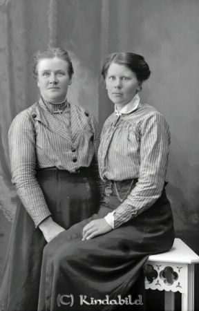 Ester Johansson Missionsskolan Örebro
godj
Ester Johansson Missionsskolan Örebro
Grupporträtt med två kvinnor

raja
Ester Johanson kom från Råstorp Oppeby.
 Den andra damen hette Hilma Borgström.
 De reste till Afrika 1918 som missionärer.
 Källa: Lars Johansson Blekinge 
Nyckelord: Johansson Missionsskolan