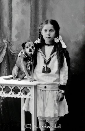 Alice Möller   Fru Abrahamsson  Kisa
godj
Alice Möller   Fru Abrahamsson  Kisa
Porträtt barn med hund    Djur
Nyckelord: Alice Möller