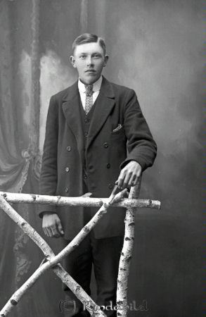 Henning Kastman Falkemåla
godj
Henning Kastman Falkemåla

raja
Karl Erik Henning Kastman född 1900 I Odensvi, son till Per August Kastman och Klara Matilda Larsson.
Källa: Folkräkning 1910 
Källa: Gerd Pettersson 

Nyckelord: Kastman Falkemåla