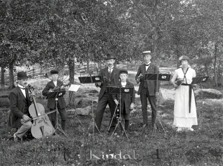 Emil Svensk Wisskvarn
godj
Emil Svensk Wisskvarn
Grupporträtt med orkester med fyra män en dam en pojke    Landskap
Nyckelord: Svensk Wisskvarn