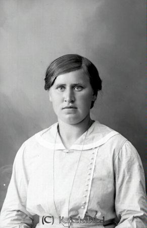 Hilma Tapper Torp Slätmon
godj
Hilma Tapper Torp Slätmon

raja
Hilma Josefina Tapper född 1897 i Hallarna Västra Eneby.
Hon var dotter till livgrenadjären Per Oskar Tapper född 1854 och Anna Linnéa Nilsdotter föd 1860.
Hilma var ogift och dog 1965 på Hjälmsäters vårdhem i Linköping.
Källa: Födelsebok Västra Eneby och Sv dödbok. 
Källa: Gerd Pettersson


Nyckelord: Tapper Torp