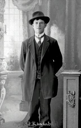 Emil Hall Ramfall Malexander
godj
Emil Hall Ramfall Malexander

raja
Axel Emil Hall född 1890 i Malexander, son till Alfred Hall född 1859 i Malexander och Johanna Matilda Andersdotter född 1864 i Malexander.
Barn:
Karl Johan född 1884
Elin Matilda född 1886
Alfred Hjalmar född 1888
Sigrid Charlotta född 1893
Ernst Gideon född 1896
Ture Valdemar född 1896
Astrid Sofia född 1898
Edit Alida född 1901
Josef Gunnar född 1907
John Filip född 1907
Axel Emil bodde 1940 i Lindhult Åsbo och var gift med Signe Maria född Johansson 1896 i Åsbo.
De hade en son Vilgot född 1919.
Källa: Kyrkoarkiv Malexander 
Källa: Gerd Pettersson


Nyckelord: Hall Ramfall