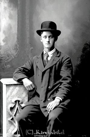 Tyko Hägg Ulrika
godj
Tyko Hägg Ulrika

raja
Edvard Tyko Hägg född 1896 i Avgölstugan Amundebo, Ulrika. Kolare och skogsarbetare. Död 1989 i Amundebo.
Källa: Fam och gårdar i Ulrika. 
Källa: Gerd Pettersson

Nyckelord: Hägg Ulrika