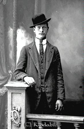 Ivar Hägg Ulrika
godj
Ivar Hägg Ulrika

raja
Emil Ivar Hägg född i Avgölstugan Amundebo 1890.
Spånspingare och målare. Död i Hällestad 1962.
Källa: Fam och Gårdar i Ulrika. 
Källa: Gerd Pettersson


Nyckelord: Hägg Ulrika
