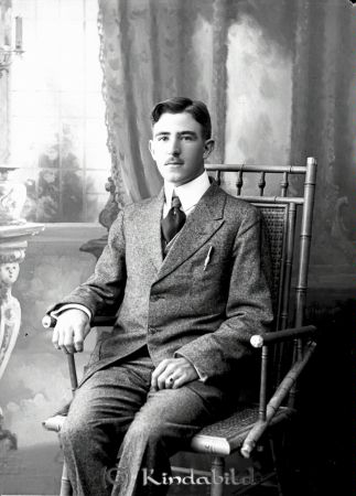 Otto Lindelöf Kisa
godj
Otto Lindelöf Kisa
Kakelugnsmakare

raja
Min mormors bror Otto,son till kakelugnsmästare Otto Lindelöf och hans hustru Charlotta.Han utvandrade till Amerika och var endast hemma på besök en gång,1958. 
Källa: margareta
Nyckelord: Lindelöf Kisa