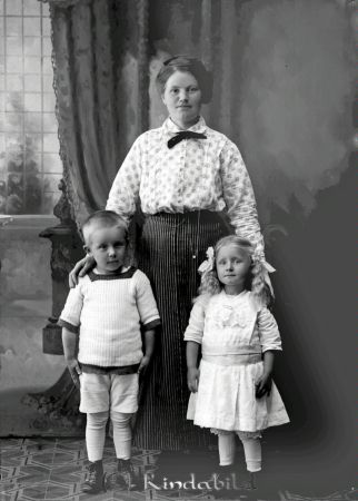Lyfvén Kisa
godj
Lyfvén Kisa
Grupporträtt med en kvinna och två barn

raja
Elin Lyfvén född 1884 med sonen Tage född 1911 till vänster och Asta Mary Elisabet född 1913 i Kisa.
Källa: Folkräkning 
Källa: Gerd Pettersson

Nyckelord: Lyfvén Kisa