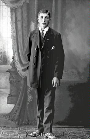 Edvin Nilsson Kvarnstugan
godj
Edvin Nilsson Kvarnstugan

raja
August Edvin Nilsson född 1896-05-03 i Kisa. Han var son till Karl Peter Nilsson född 1853 i Norra Vi och Hulda Kristina Johansson född 1858 i Kisa.
Familjen bodde i Svanbäcken Kvarntorp Kisa.
Syskon till Edvin:
Karl Ivar född 1884
Anna Sofia född 1887
Ida Helena född 1893.
Johan Ernst född 1898
Gerda Valborg född 1902
Edvin gifte sig 1925 med Julia Charlotta Johansson född 1897 i Svanshals.
Barn: Ingegerd Viola född 1925
Gun-Britt Hildegard född 1926
Erik Bertil född 1928
Källa: Folkräkning 1860-1947 Arkiv digital 
Källa: Gerd Pettersson

Nyckelord: Nilsson Kvarnstugan