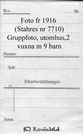 Gruppfoto utomhus med två vuxna och nio barn
Gruppfoto utomhus med två vuxna och nio barn
Nyckelord: Gruppfoto