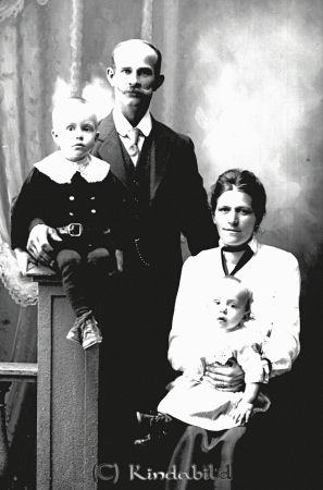 Oskar Andersson Hitthem
godj
Oskar Andersson Hitthem
Grupporträtt med en man en kvinna och två barn

raja
Karl Oskar Andersson född 1880 i Västra Eneby brukare i Hitthem med hustru Agnes Ingegerd Johansson född 1883 i Västra Eneby.
Barn:
Artur Oskar Folke född 1913 i Kisa
Nils Anders Gunnar född 1915 i Kisa
Källa: Kyrkoarkiv Kisa. 
Källa: Gerd Pettersson 

Nyckelord: Andersson Hitthem
