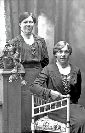Ida Pettersson Grönede
godj
Ida Pettersson Grönede
Grupporträtt med två kvinnor

raja
Frida och Eda Pettersson 
Källa: Lena Simonsson
Nyckelord: Pettersson Grönede
