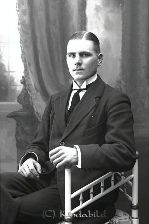 Helmer Eriksson - Kisa
godj
Helmer Eriksson - Kisa
kamrer. Auktionsfirma och advokatbyrå i Sveahuset, Kisa 

raja
Helmer Eriksson född 1896 i Odensvi - det äldsta av 11 barn till Axel och Alfrida Johansson. 
Källa: Gerd Pettersson 
 

Nyckelord: Helmer Eriksson