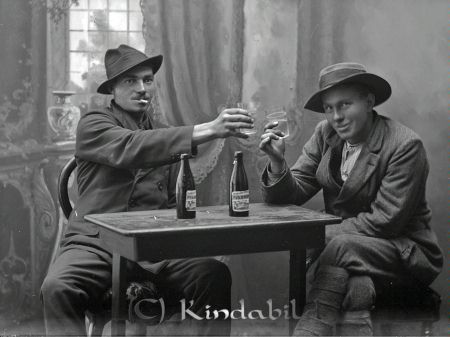 Oskar Jonsson Ängstugans ångsåg Verfveln
godj
Oskar Jonsson Ängstugans ångsåg Verfveln
Grupportyrätt med två män vid bord och dricker pilsner
Nyckelord: Oskar Jonsson