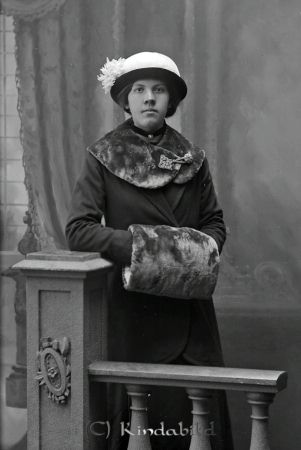 Elsa Strand Sätra Oppeby
godj
Elsa Strand Sätra Oppeby

raja
Elsa Strand född 1898 i Horn dotter till livgrenadjär Karl August Strand Säterstorpet Oppeby.
Hon gifte sig Ahlgren och dog 1991 i Stockholm.
Källa: Kyrkoarkiv Oppeby och Sv dödbok. 
Källa: Gerd Pettersson

Nyckelord: Strand Sätra