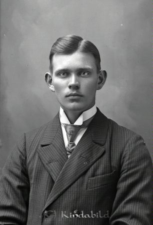Carl Sjöstrand Ingvastebo Nykil
godj
Carl Sjöstrand Ingvastebo Nykil

raja
Karl Erik Sjöstrand född 1894 i Malexander 
Källa: Gerd Pettersson

Nyckelord: Sjöstrand Ingvastebo