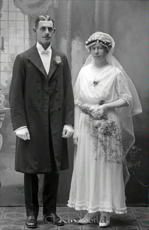 Gillis Larsson Kisa
Gillis Larsson Kisa
Porträtt med brudpar. Gillis och Helga gifte sig hemma hos Helgas föräldrar i Ålem socken.

raja
Gillis Larsson född 1889 i Kisa och Helga född Norell 1891 i Ålem.
 Gillis hade personbilsåkeri i början och övergick att driva häståkeri!
 Barn:
 Karl Einar född 1918 i Kisa
 Gunvor född 1922
 Bengt född 1935. Familjen bodde i Fridensborg Kisa.
 Bengt fortsatte med åkeri.
 Källa: Studiegruppen hembygdsgården 
Nyckelord: Gillis Larsson
