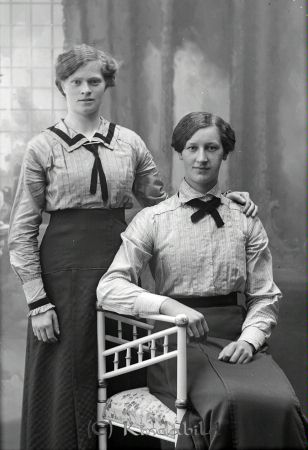 Hildur Gustafsson Harg
godj
Hildur Gustafsson Harg
Grupporträtt med två kvinnor

raja
Hildur Gustava Gustafsson född 1893 i Tidersrum. tjänarinna i Harg 1916 troligtvis till vänster. Till höger kan vara Maria Brage född 1898 i Horn. De arbetade samtidigt som tjänarinnor i Harg.
Källa: HFL Kisa 
Källa: Gerd Pettersson

Nyckelord: Gustafsson Harg