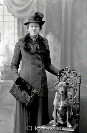 Sofia Andersson Froghult
godj
Sofia Andersson Froghult
Porträtt  Kvinna med hund        Djur

raja
Dotter till Karl Oskar Andersson och Kristina född Samuelsson. 
Källa: Gerd Pettersson

Nyckelord: Andersson Froghult