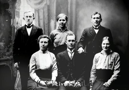 Ernst Karlsson Sätra Oppeby
godj
Ernst Karlsson Sätra Oppeby
Grupporträtt med tre män och tre kvinnor
Nyckelord: Karlsson Sätra
