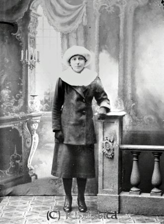 Hilda Olsson Krutebo Verveln
godj
Hilda Olsson Krutebo Verveln

raja
Hilda Olsson född 1893 i Tidersrum, dotter till Jakob Magnus Olsson Krutebo, änkeman 1905.
Källa: Kyrkoarkiv Tidersrum 
Källa: Gerd Pettersson

Nyckelord: Olsson Krutebo