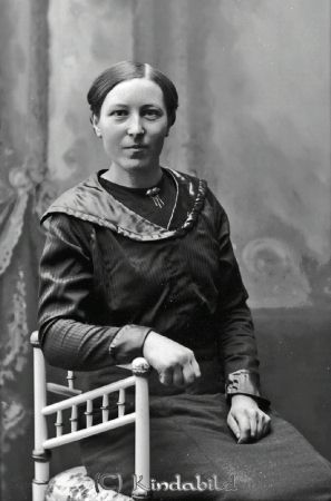 Hilda Olsson Krutebo Verfveln
godj
Hilda Olsson Krutebo Verfveln

raja
Hilda Olsson född 1893 i Tidersrum, dotter till Jakob Magnus Olsson Krutebo, änkoman 1905. 1970 bor Hilda i Kvarnstugan Krutebo. Hon heter då Carlsson i efternamn.
Källa: Kyrkoarkiv Tidersrum 
Källa: Gerd Pettersson

Nyckelord: Olsson Krutebo