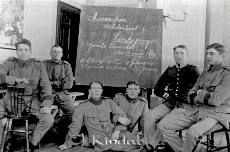 Andersson    Reprod.
godj
Andersson    Reprod.
Grupporträtt med sex soldater   Tavla
Tavla med text: Minne från militärlivet i
Nyckelord: Andersson Reprod.