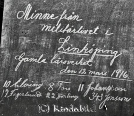Andersson    Reprod.
godj
Andersson    Reprod.
Tavla med text: Minne från militärlivet i Linköping.  Gamla läroverket 
den 12 mars 1916
8 Elving, 17 Fagerlund, 8 Forss, 22 Gårling, 11 Johansson, 343 Jonsson
Nyckelord: Andersson Reprod.