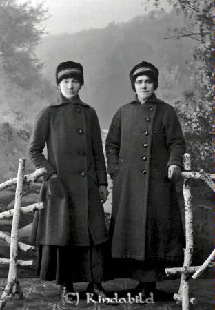 Ester Andersson Kisa
godj
Ester Andersson Kisa
Grupporträtt med två kvinnor  i Frälsningsarmens uniform

raja
Ester till höger. Ester gifter sig 1919 med Algot Pettersson. Hon är kusin med Oskar Pettersson, Kuvehult. Föräldrar Hulda och Axel Andersson,Kisa 
Källa: anna helldorff
Nyckelord: Ester Andersson