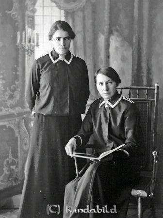 Ester Andersson Kisa
godj
Ester Andersson Kisa
Grupporträtt med två kvinnor  i Frälsningsarmens uniform

raja
Ester stående. Ester gifter sig 1919 med Algot Pettersson. Hon är kusin med Oskar Pettersson, Kuvehult. Föräldrar Hulda och Axel Andersson,Kisa 
Källa: anna helldorff
Nyckelord: Ester Andersson