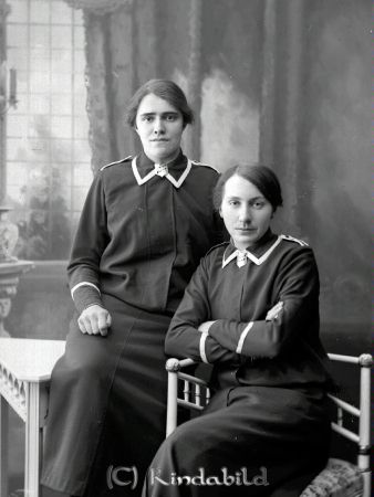 Ester Andersson Kisa
godj
Ester Andersson Kisa
Grupporträtt med två kvinnor  i Frälsningsarmens uniform

raja
Ester stående. Ester gifter sig 1919 med Algot Pettersson. Hon är kusin med Oskar Pettersson, Kuvehult. Föräldrar Hulda och Axel Andersson,Kisa 
Källa: anna helldorff
Nyckelord: Ester Andersson