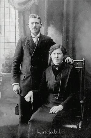 Patriksson Kisa
godj
Patriksson Kisa
Grupporträtt med en man och en kvinna

raja
Aron Patriksson var gift med Maria Karlsson i 1917. De hade fyra flickor, Anna-Lisa, Karin, Maj och Siri. De bodde i Rimforsa och han var snickare.
Källa: epowell

raja
Karin gifte sig med Arne Pettersson och de bodde i Gästgivaregården. 
Källa: Gerd Pettersson

Nyckelord: Patriksson Kisa