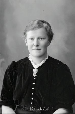 Elsa Eriksson Knoppetorp
godj
Elsa Eriksson Knoppetorp

raja
Elsa Maria Eriksson född 1897 i Västra Eneby gift Johansson 1932 död 1967 i Knoppetorp. 
Källa: Gerd Pettersson

Nyckelord: Eriksson Knoppetorp